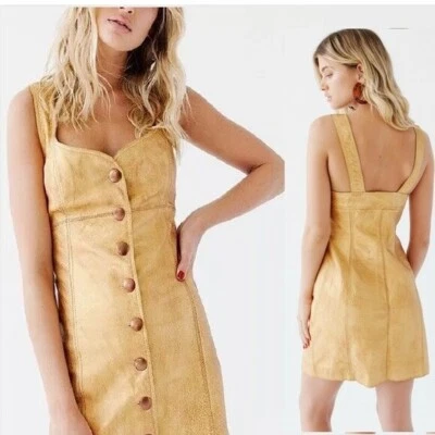 NUEVO CON ETIQUETAS $300 GOLDIE MINI VESTIDO DE CUERO SIN MANGAS CON BOTONES EN DORADO TALLA 6 Foto 1 de 4
