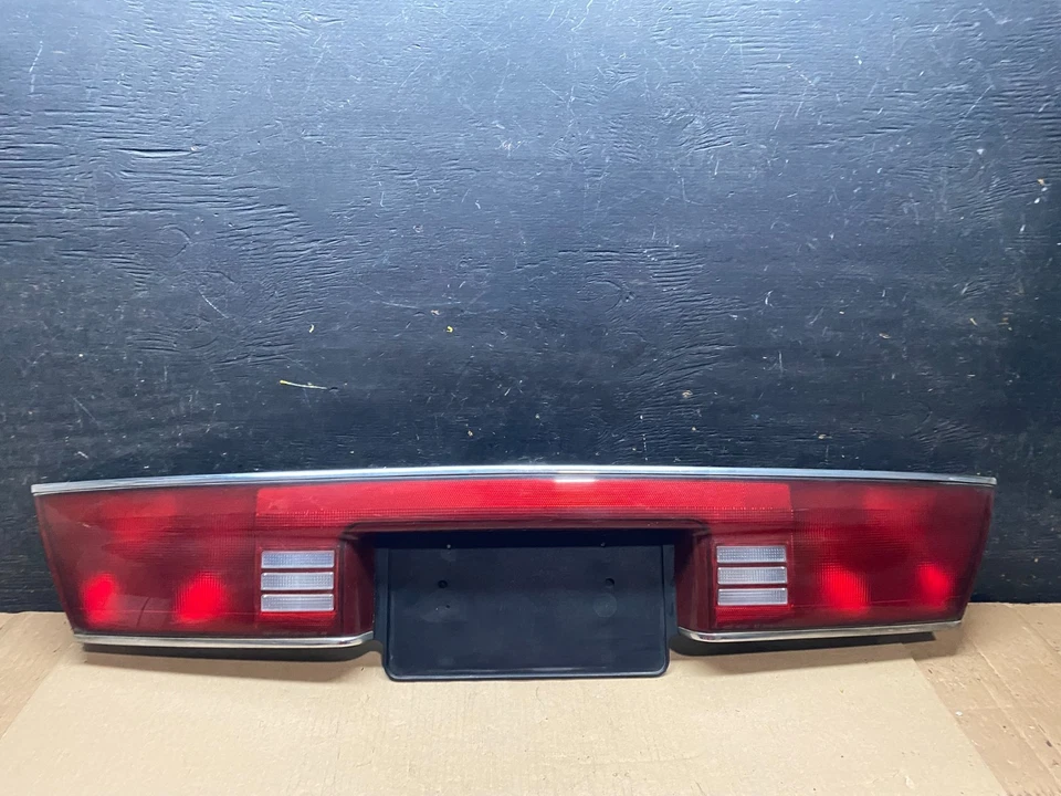 Оригинальный центральный задний фонарь на крышку багажника Buick Regal 1997–2004 годов выпуска U7444 DG - Изображение 1 из 4