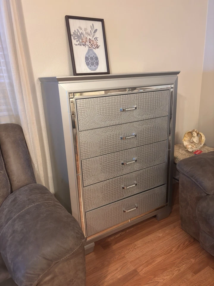 Allura Silver chest - Image 1 of 1