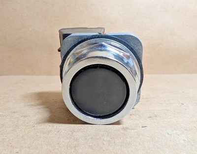 Siemens 52PA8A1 Pushbutton, Black, Mom., Flush, 30mm w/ 52BAK Contact (New NB) - Image 1 of 4