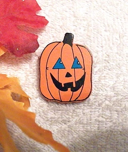 CLASSIC HALLOWEEN PIN BROOCH WHIMSICAL ORANGE CARVED PUMPKIN SQUARE WOOD VL-HA - Picture 1 of 4