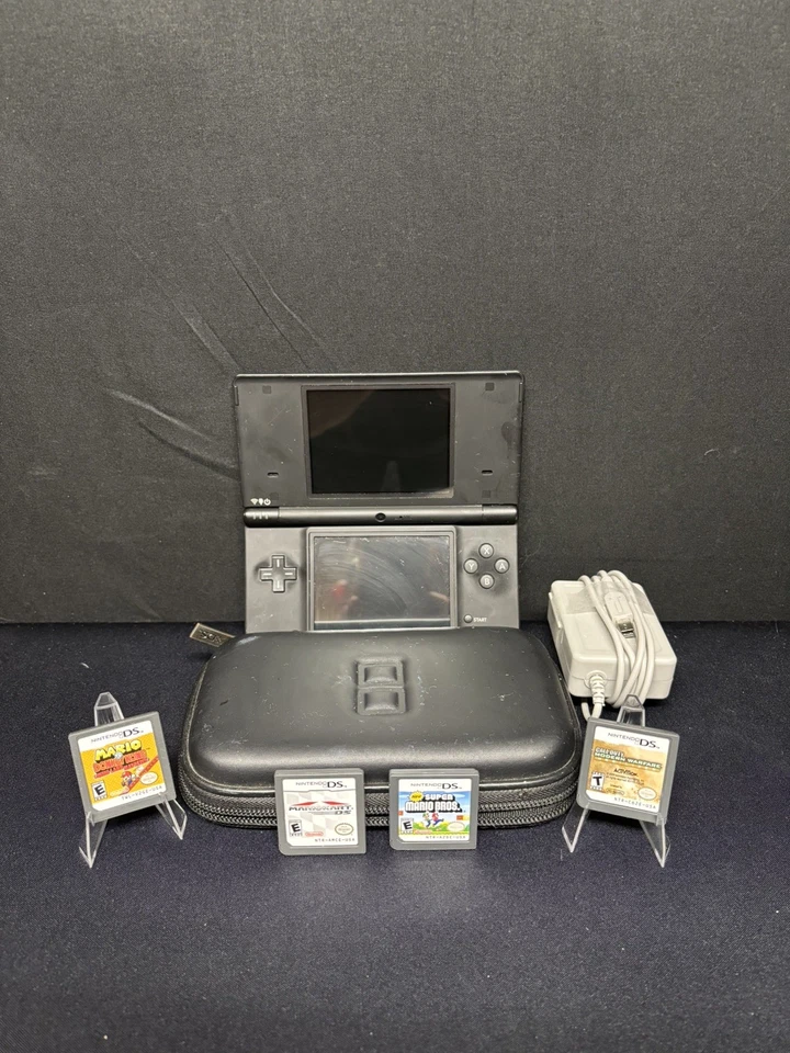 Paquete de sistema portátil Nintendo DSi XL con juegos Foto 1 de 1