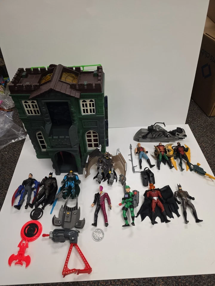 Экшн-фигурка Batman Forever 1995 Kenner лот товаров + Wayne Manor Batcave Robin Cycle - Изображение 1 из 4