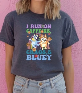 i run on caffeine chaos and bluey divertido ropa de mujer camiseta regalo - Imagen 1 de 2