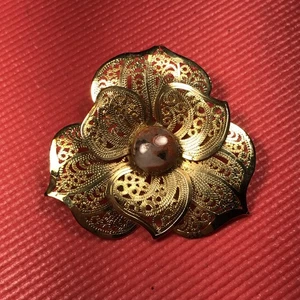 Vintage goldfarbene filigrane Blumen Brosche mit Achat Stein KOSTENLOSER VERSAND - Bild 1 von 12