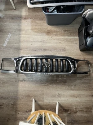 2001-2004 TOYOTA TACOMA SR5 UPPER GRILLE CHROME Used Oem B Condition - Image 1 of 4