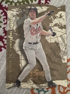 Metal Universe 1998 CAL RIPKEN JR Universal Language inserto troquelado #8UL! HOF - Imagen 1 de 2
