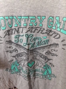 Country Gal Aint Afraid Shirt Damen Plus 22 24 To Love a Man Guns Glitzer türkis  - Bild 1 von 12