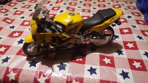 Road&Track Die Cast Motorcycle 1:18 Scale Honda CBR 600 F4 Yellow/Black, NIB - Picture 1 of 3