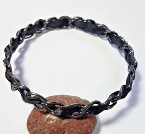 Vintage Black Metal Open Work Black Ribbon Weave Bangle Bracelet Costume Fashion - Imagen 1 de 5