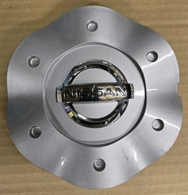 ОРИГИНАЛЬНЫЙ СЕРЕБРИСТЫЙ ЦЕНТРАЛЬНЫЙ КОЛПАК КОЛЕСА NISSAN MURANO 40315 CA100 2003 2004 2005 - Изображение 1 из 4