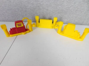 Fisher Price Little People Amarillo Rojo Bomba de Gas y Barrera Lote De Colección - Imagen 1 de 6
