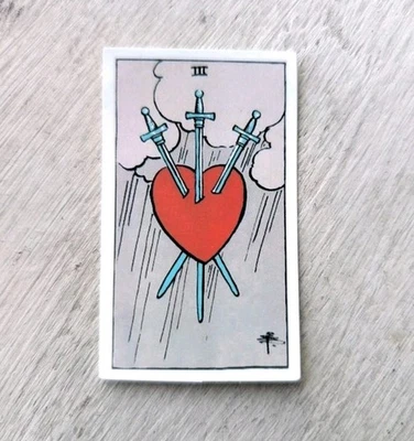 Muñeca Embrujada Espíritu Activo Propiedad de Bruja Magia Tarot Tarjeta Pegatina Espada y Corazón Foto 1 de 4