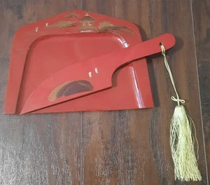 Vintage japanischer dekorativer Krümelfänger und Tablett aus rot lackiertem Holz mit Kehrmaschine - Bild 1 von 7
