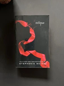 TWILIGHT’S ECLIPSE Paperback Book Novel By Stephenie Meyers EUC - Foto 1 di 4