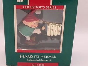HALLMARK HARK IT'S HERALD #1 SERIE 1989 ADORNOS DE RECUERDO DE NAVIDAD ELFO BX-G - Imagen 1 de 10