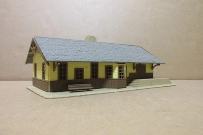 HO МАСШТАБ TYCO ЖЕЛТЫЙ И КОРИЧНЕВЫЙ ЖЕЛЕЗНОДОРОЖНАЯ СТАНЦИЯ - Изображение 1 из 2