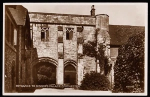 Eingang zum Bischofspalast Chichester Sussex RPPC Postkarte - Bild 1 von 2
