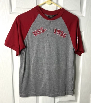 Camiseta Henley Route 66 para niños con parches USS 1926 - gris y rojo - talla 10/12 Foto 1 de 4