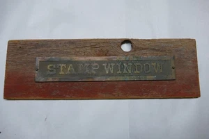 herrajes antiguos de oficina de correos sello de latón placa de ventana en tablero original - Imagen 1 de 4