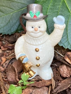 MIGLIOR AFFARE! SPEDIZIONE GRATUITA! Statuina pupazzo di neve Lenox 4" con cappello a cilindro e campane dorate - Foto 1 di 15