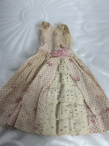 Vintage 1962 Barbie Mode #931 ""Gartenparty"" Kleid Öse Rüschen rosa Rosen - Bild 1 von 15