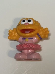 Hasbro Sesame Street Workshop Girl Zoe Orange Toy Figure Cake Topper 2.5" - Picture 1 of 4