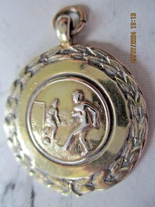 OROLOGIO VINTAGE 1948 MEDAGLIA ARGENTO CALCIO/FOB 3 CM DIAMETRO REALIZZATO IN BIRMINGHAM - Foto 1 di 6