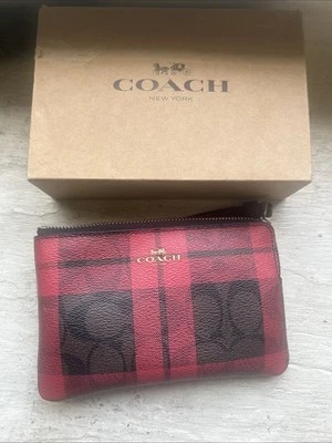 Carteira de pulso feminina Coach xadrez vermelha e preta. Com caixa - Imagem 1 de 2