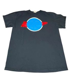 T-shirt uomo Gildan cotone pesante stampa grafica sfera blu con ali rosse invecchiate media - Foto 1 di 11