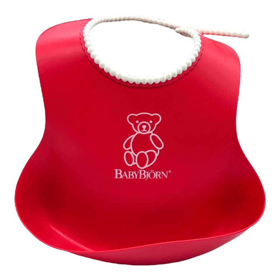 Babero de plástico rojo con borde de cuentas blanco Baby Bjorn para atrapar alimentos Foto 1 de 4