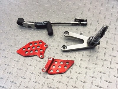 2004 03 04 Honda CBR600RR CBR 600RR Soportes de pedal de enlace de clavija trasera izquierda Foto 1 de 4