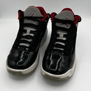 NIKE JORDAN MAX AURA 2 YOUTH 4Y BLACK RED ATHLETIC BASKETBALL SNEAKERS SHOES - Picture 1 of 11