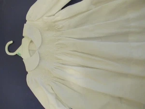 Vestido de pana P77 para niñas talla 12 meses blanco calado a mano por Petit Bebe perlas - Imagen 1 de 5