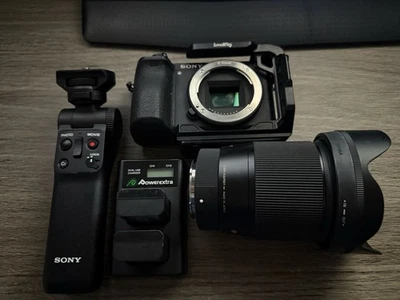 Cámara sin espejo Sony Alpha a6500 con lente Sigma 16 mm 1,4 + extras Foto 1 de 4