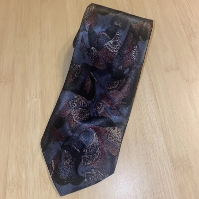 Corbata Cavalier Vintage Hecha en EE. UU. Azul Púrpura Satinado Paisley Corbata Foto 1 de 4
