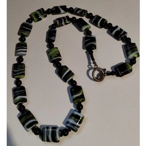 Collana grossa con chiusura a levetta verde nero bianco perle di vetro vintage - Foto 1 di 4