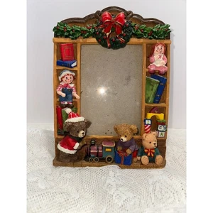 Cornice portafoto natalizia orsacchiotti treno libri bambole scaffale vignetta - Foto 1 di 5