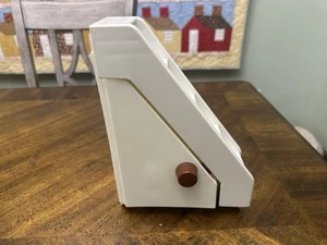 Vintage Little Tikes blaues Dach Puppenhaus Ersatz Treppe Koffer & Schrank unter Treppe - Bild 1 von 3