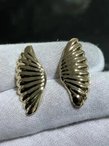 Aretes únicos de oro amarillo de 14k con diseño ligero y ala de ángel - Imagen 1 de 11