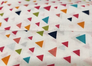 Tessuto da cantiere trapuntato cotone triangoli luminosi arancio rosa verde acqua - Foto 1 di 1