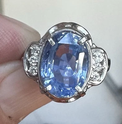 Un encantador anillo de platino y diamantes con zafiro azul sin calefacción de 7,40 quilates GIA Foto 1 de 4