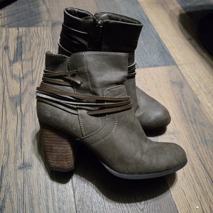 Womens Madden Girl Ankle Boots /Booties Faux Suede Brown Size 8 - Picture 1 of 3
