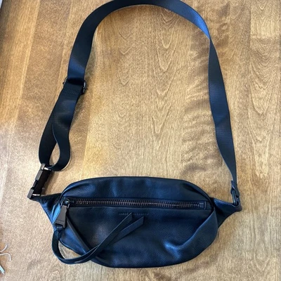 Riñonera Aimee Kestenberg Milan de cuero negro Foto 1 de 4