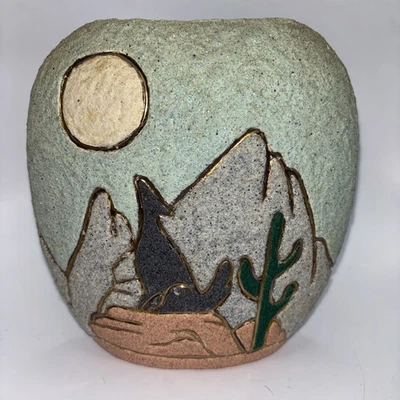 Jarrón Southwestern Vintage Aullante Coyote Cactus Luna Arenisca Acento Dorado Foto 1 de 4