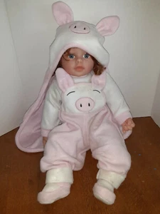 MUÑECA DE PLÁSTICO MARRÓN CABELLO Y OJOS AZULES DE COLECCIÓN CON TRAJE DE CERDO (LEER) - Imagen 1 de 7