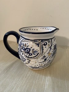 Potter’s Studio cachemira y filigrana azul oscuro con detalles dorados crema/jarra - Imagen 1 de 24