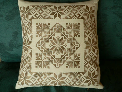 HANDARBEIT KISSEN STICKKISSEN KREUZSTICH BEIGE BRAUN REISSVERSCHLUSS FEDERKISSEN - Bild 1 von 3