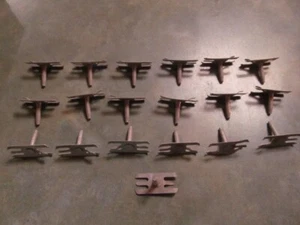 Buick 1960 capó moldura clips de montaje nuevo de stock - Imagen 1 de 3
