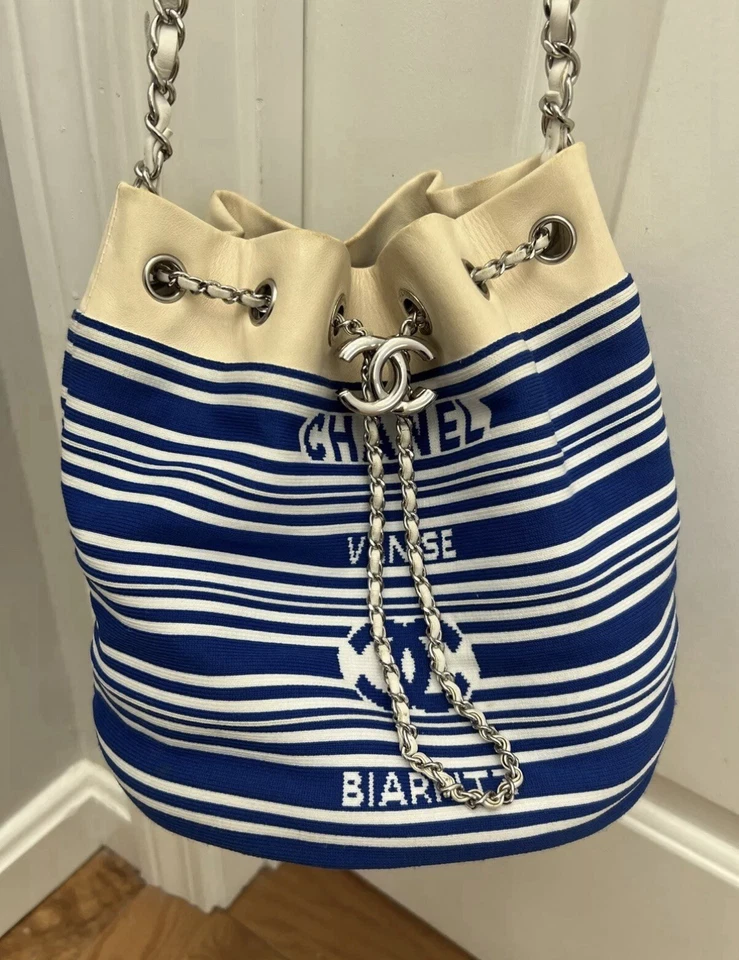 Bolso Bucket Chanel Azul y Blanco Rayas Deauville Venise Biarritz Cordón Foto 1 de 4